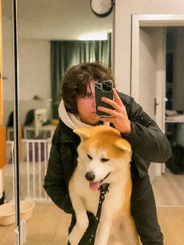 Igor taking a mirror photograph with his Akita, Gen